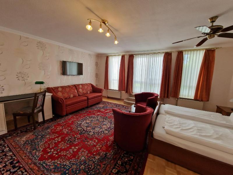Double Room image 3