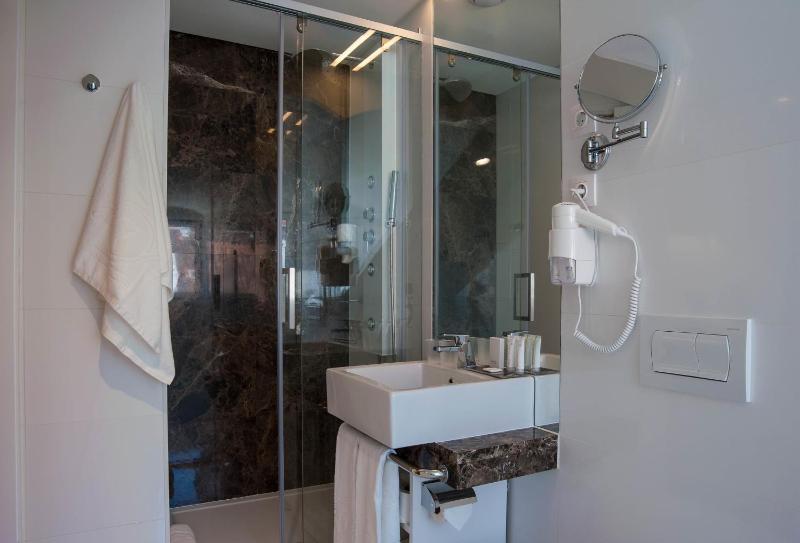 Double Room with City View image 2