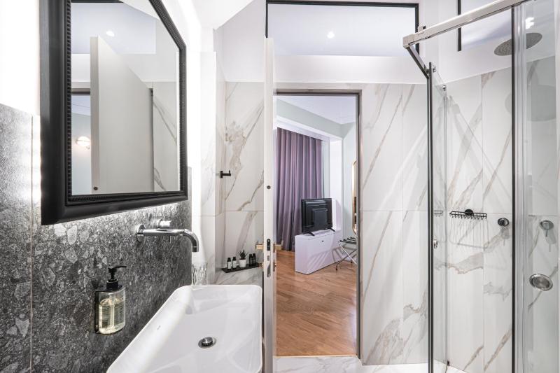 Elegant Double Room image 4