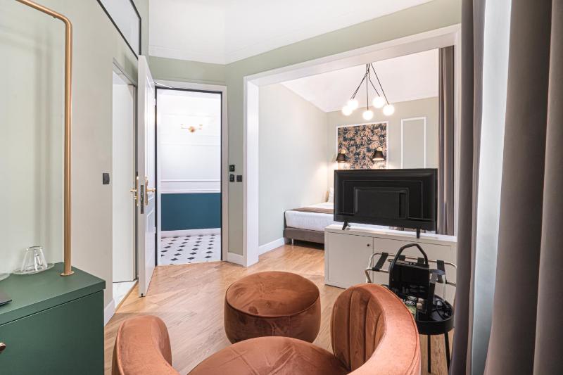 Elegant Double Room image 3