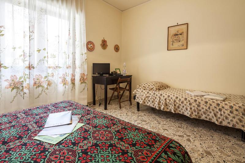 Classic Triple Room with Shared Bathroom image 4