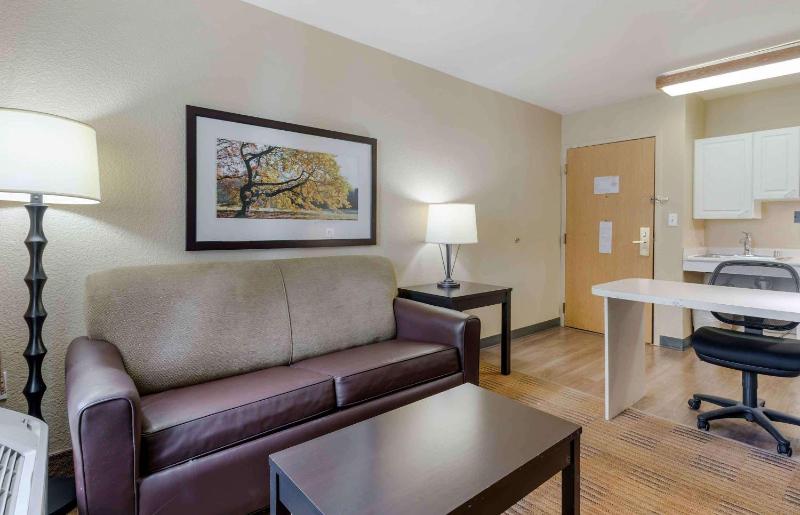 Deluxe Studio with 2 Queen Beds - Non-Smoking image 4