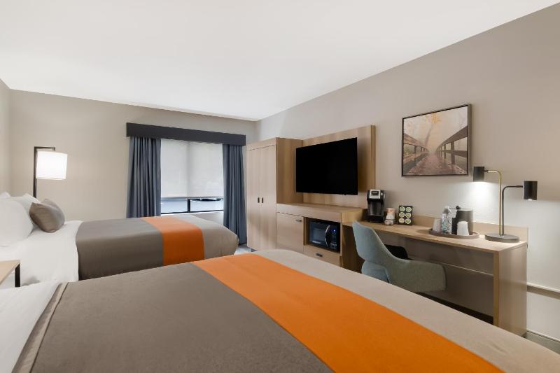 Queen Room with Two Queen Beds - Non-Smoking image 3
