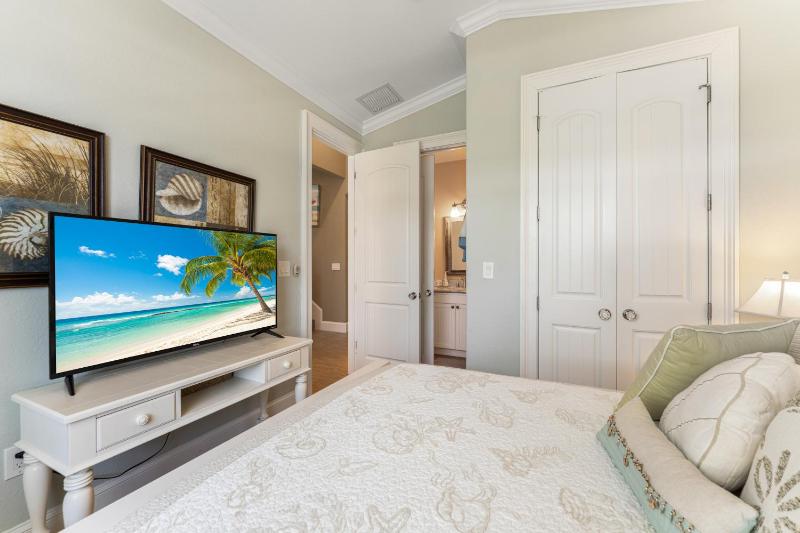 Sea Glass Vacation Home - image 33