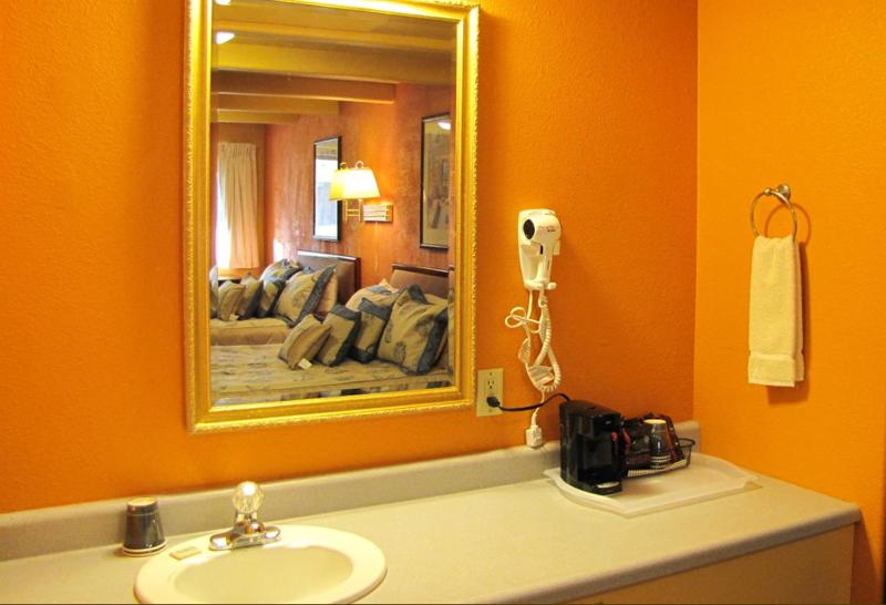 Queen Room with Two Queen Beds image 3