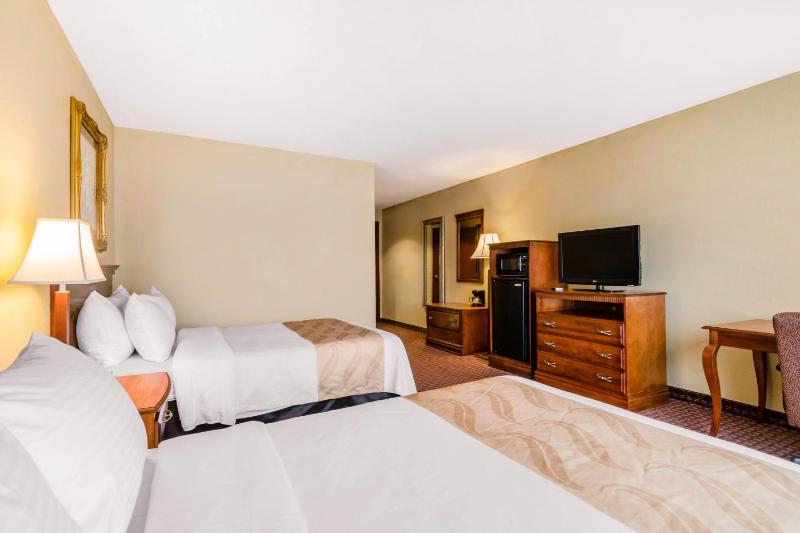 Queen Room with Two Queen Beds - Non-Smoking image 4