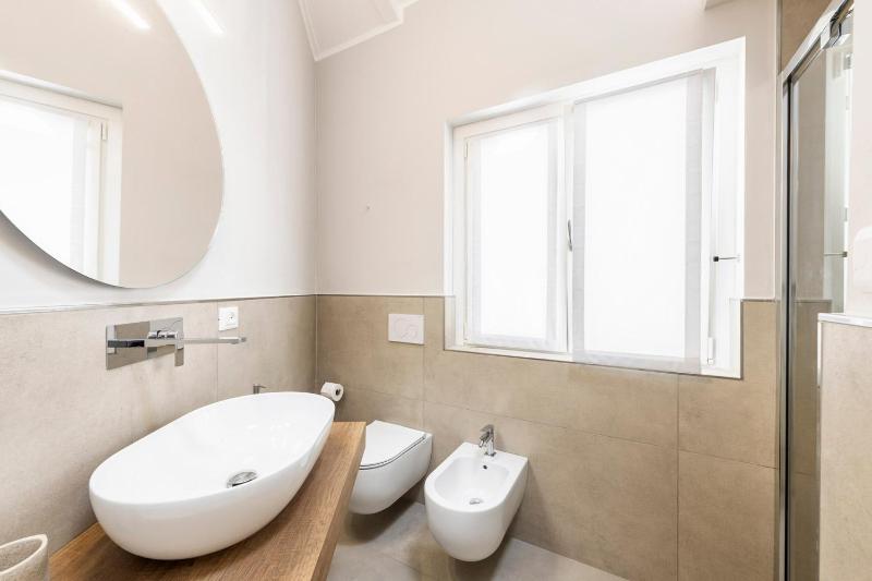 Queen Room with Spa Bath image 4
