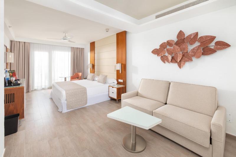 Family Room image 4
