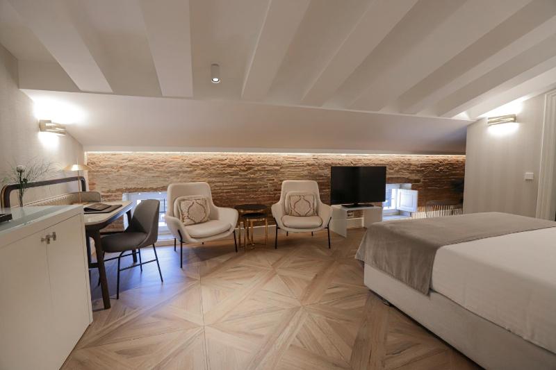 Executive Double Room image 3
