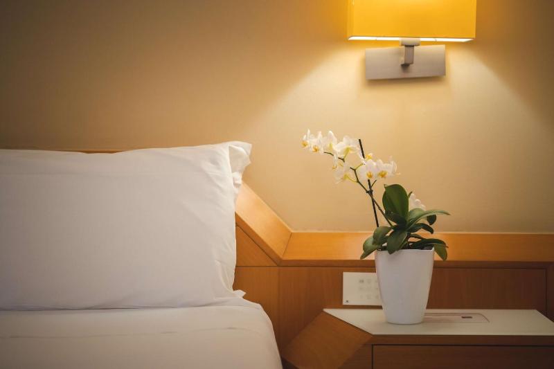 Standard Queen Room image 4