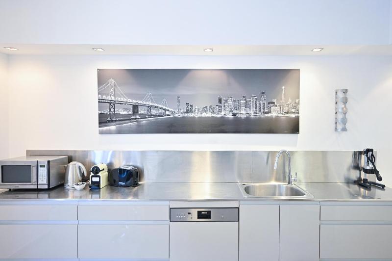 Peaceful 3BR near Frishman Beach by HolyGuest - image 13