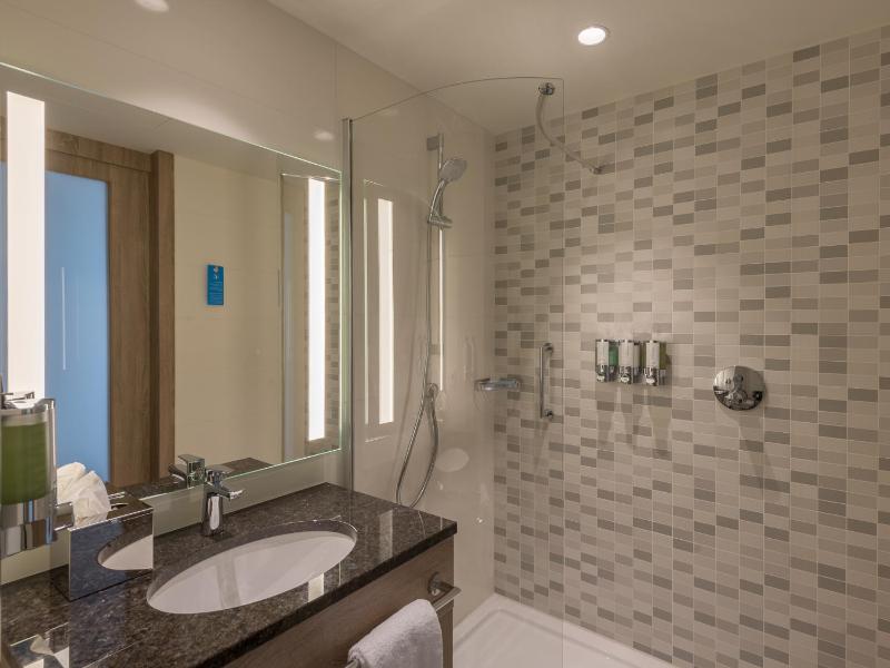 Queen Room - Non-Smoking image 4