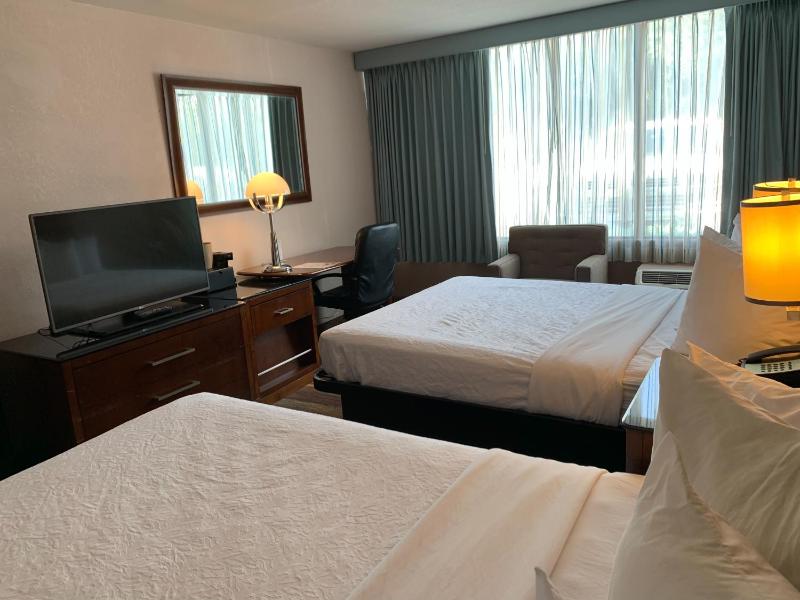 Queen Room with Two Queen Beds - Non-Smoking image 3