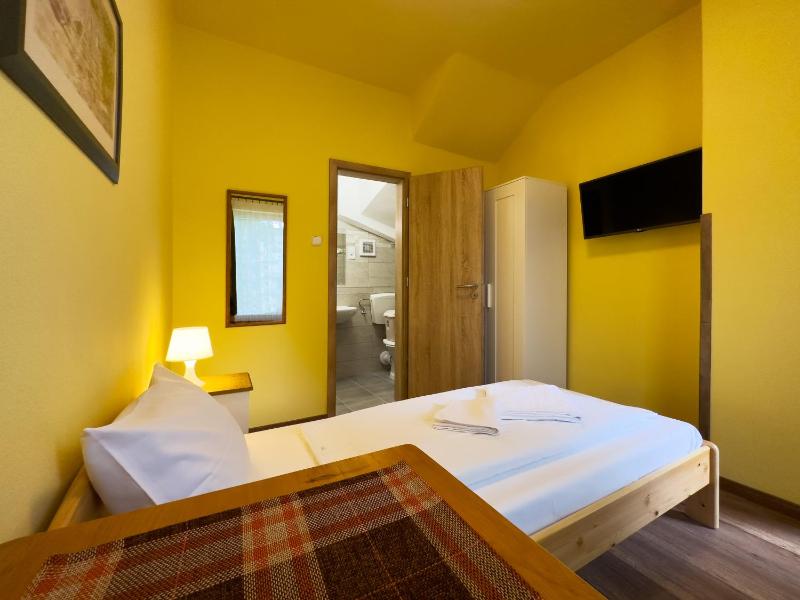 Standard Single Room image 3