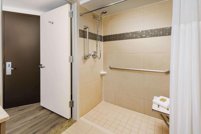 Queen Room with Roll-In Shower - Mobility Access/Non-Smoking image 2
