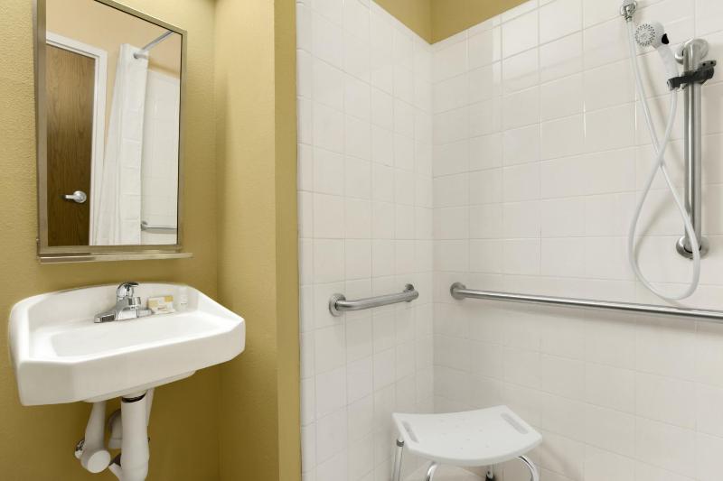 Queen Room - Disability Access image 2