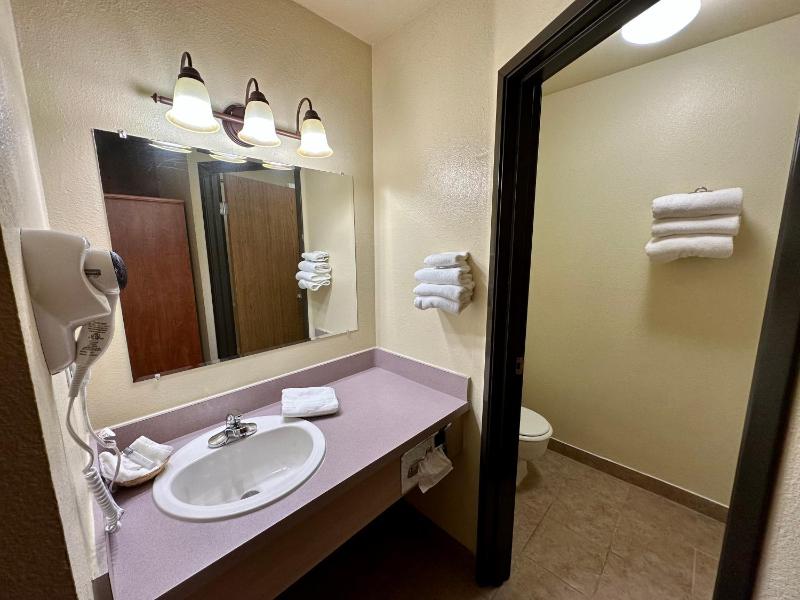 Queen Room - Non-Smoking image 1