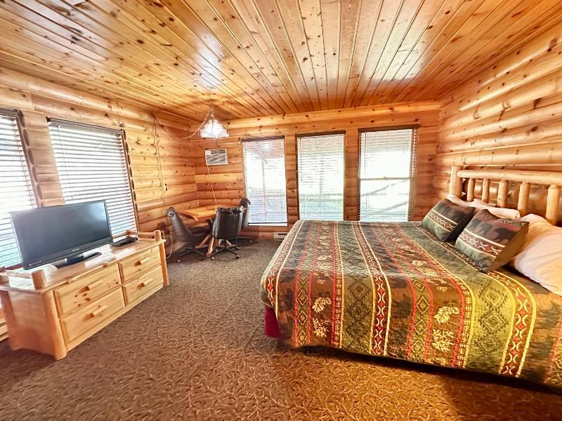 Deluxe King Room image 2