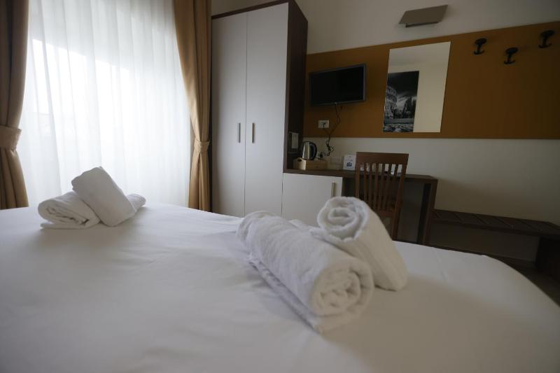 Deluxe Double or Twin Room with City View image 4