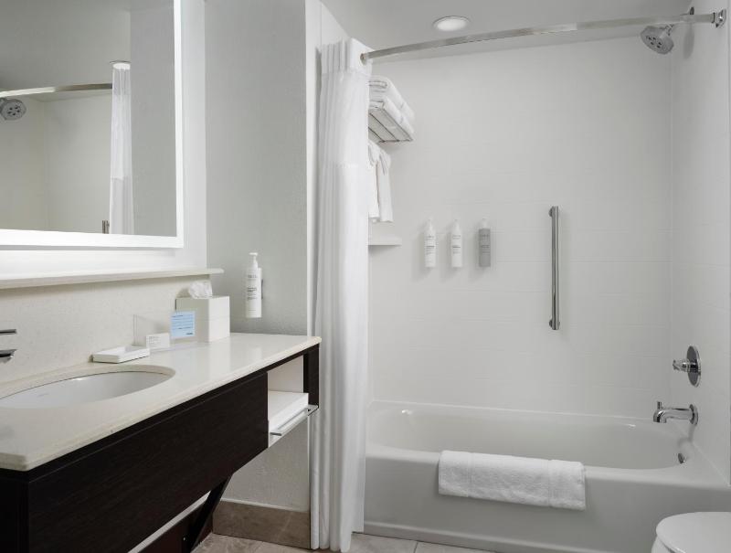 Double Room with Two Double Beds with Bath Tub - Hearing Accessible/Non-Smoking image 3