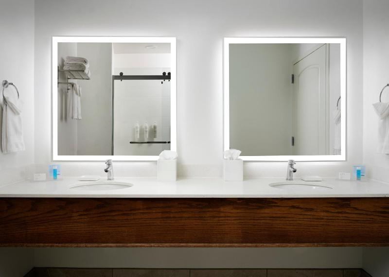 One-Bedroom King Suite with Walk-In Shower image 2