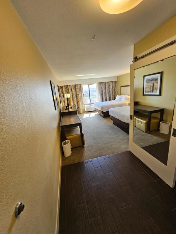 Room with Two Queen Beds - Non-Smoking image 2