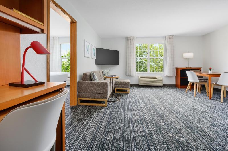 One-Bedroom Queen Suite with Sofa Bed image 1