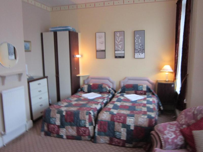 Superior Twin Room image 1