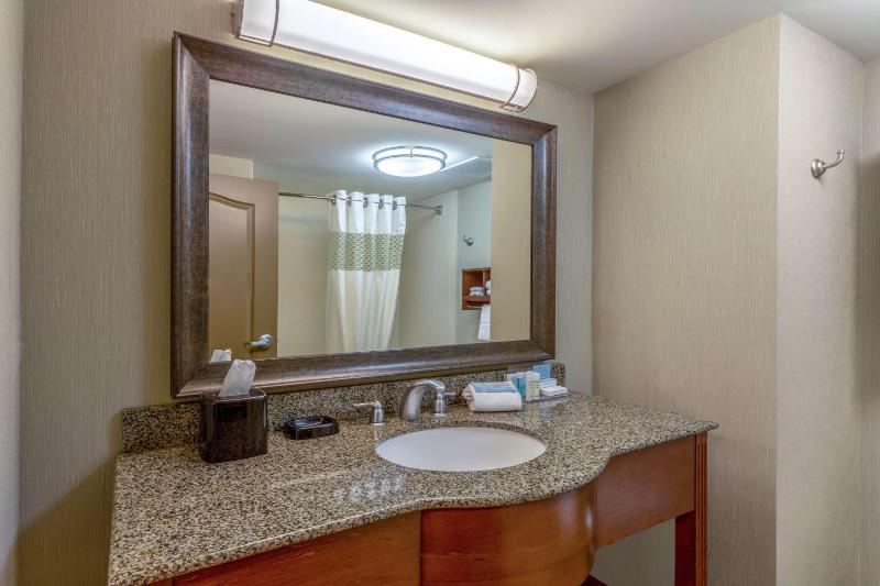 Non-Smoking Queen Room with Refrigerator and Microwave image 2