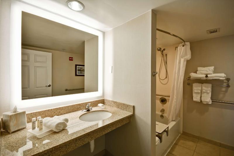 Suite with Two Double Beds and Bath Tub - Mobility and Hearing Access/Non-Smoking image 2