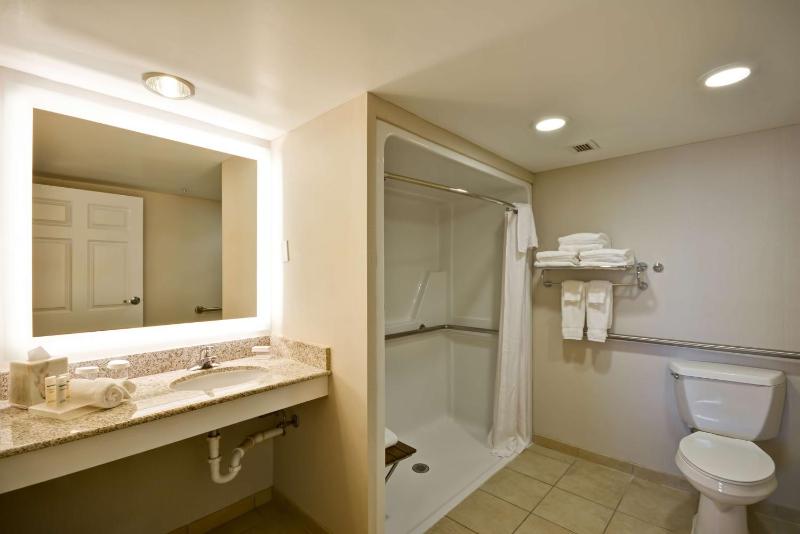 Two-Double Bed Suite Mobility/Hearing Access Roll In Shower - Non Smoking image 2