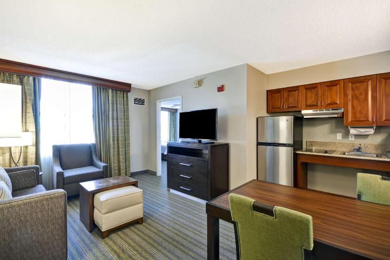 Suite with Two Double Beds and Bath Tub - Mobility and Hearing Access/Non-Smoking image 3