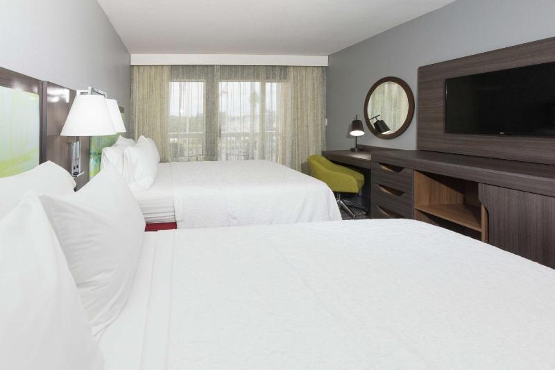 Queen Room with Two Queen Beds and City View - Non-Smoking image 4