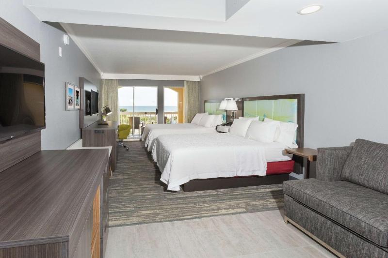 Queen Suite with Pool View image 4