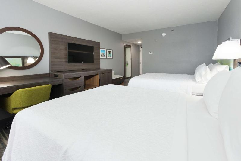Queen Room with Two Queen Beds and City View - Non-Smoking image 2