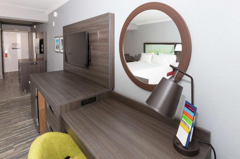 Queen Suite with Pool View image 2