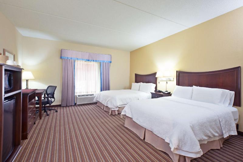 Queen Room with Two Queen Beds - Mobility and Hearing Access/Non-Smoking image 3