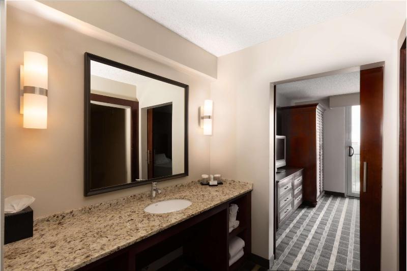 Queen Suite Mobility Access image 2