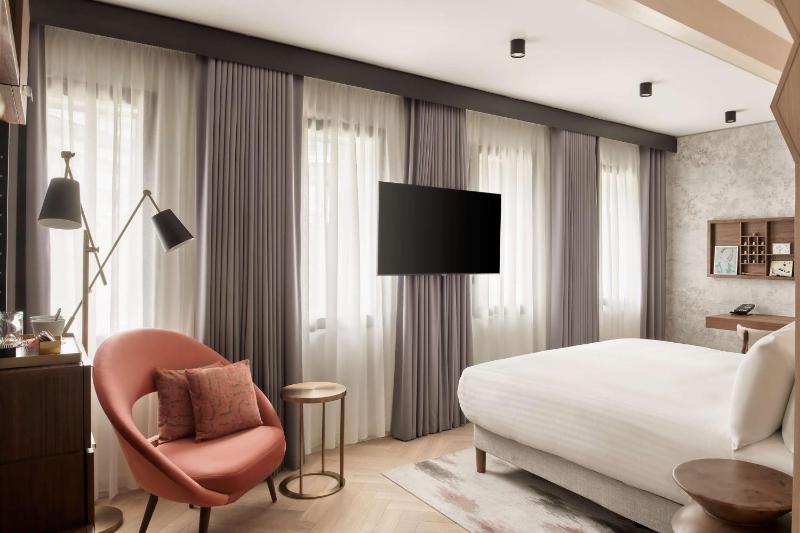 King Junior Suite - Accessible  image 4