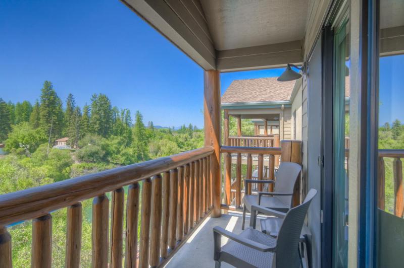 Queen Room with Two Queen Beds and Balcony - River View/Non-Smoking image 4