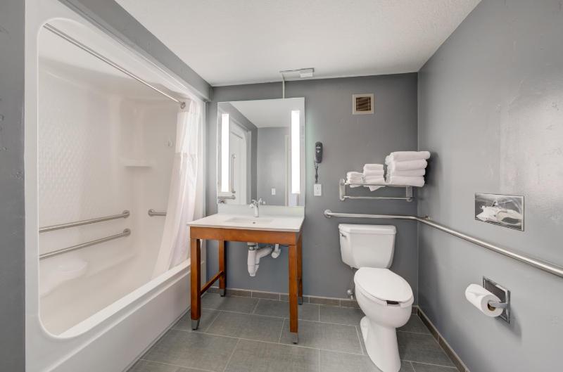 Queen Room with Two Queen Beds and Balcony - River View/Non-Smoking image 3