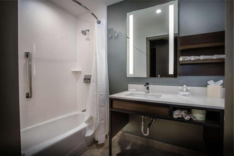 King Room with Accessible Tub - Mobility Access image 1