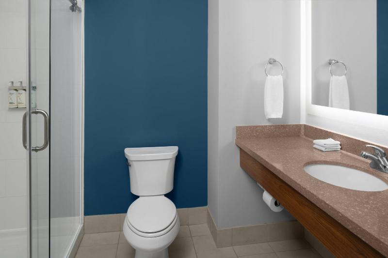 Standard King Room image 2