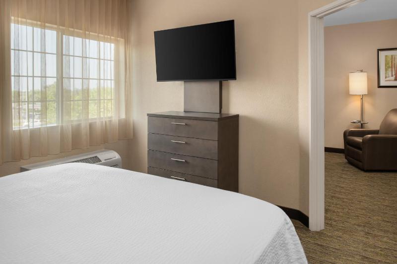 Queen Suite with Bath Tub - Disability Access/Non-Smoking image 4