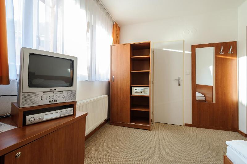 Standard Single Room image 3