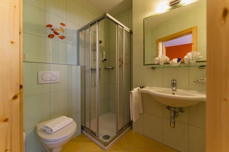 Standard Double Room image 3