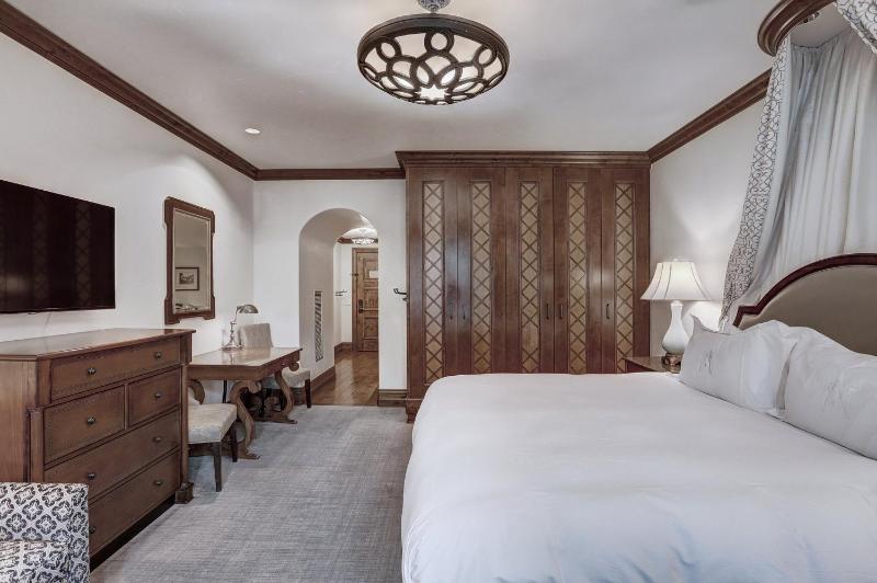 Deluxe King Room image 3