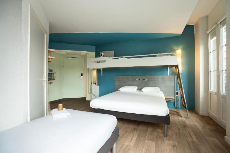Family Room with Queen Bed, Bunk Bed and Single Bed image 1