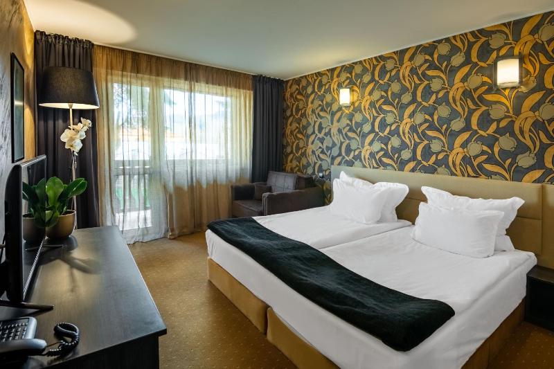 Double Room with Balcony image 3