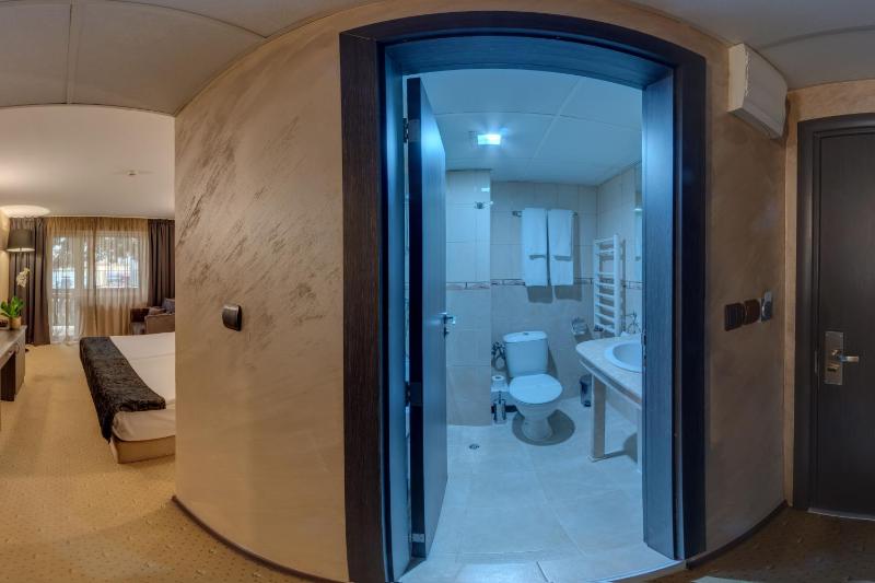 Double Room with Balcony image 2